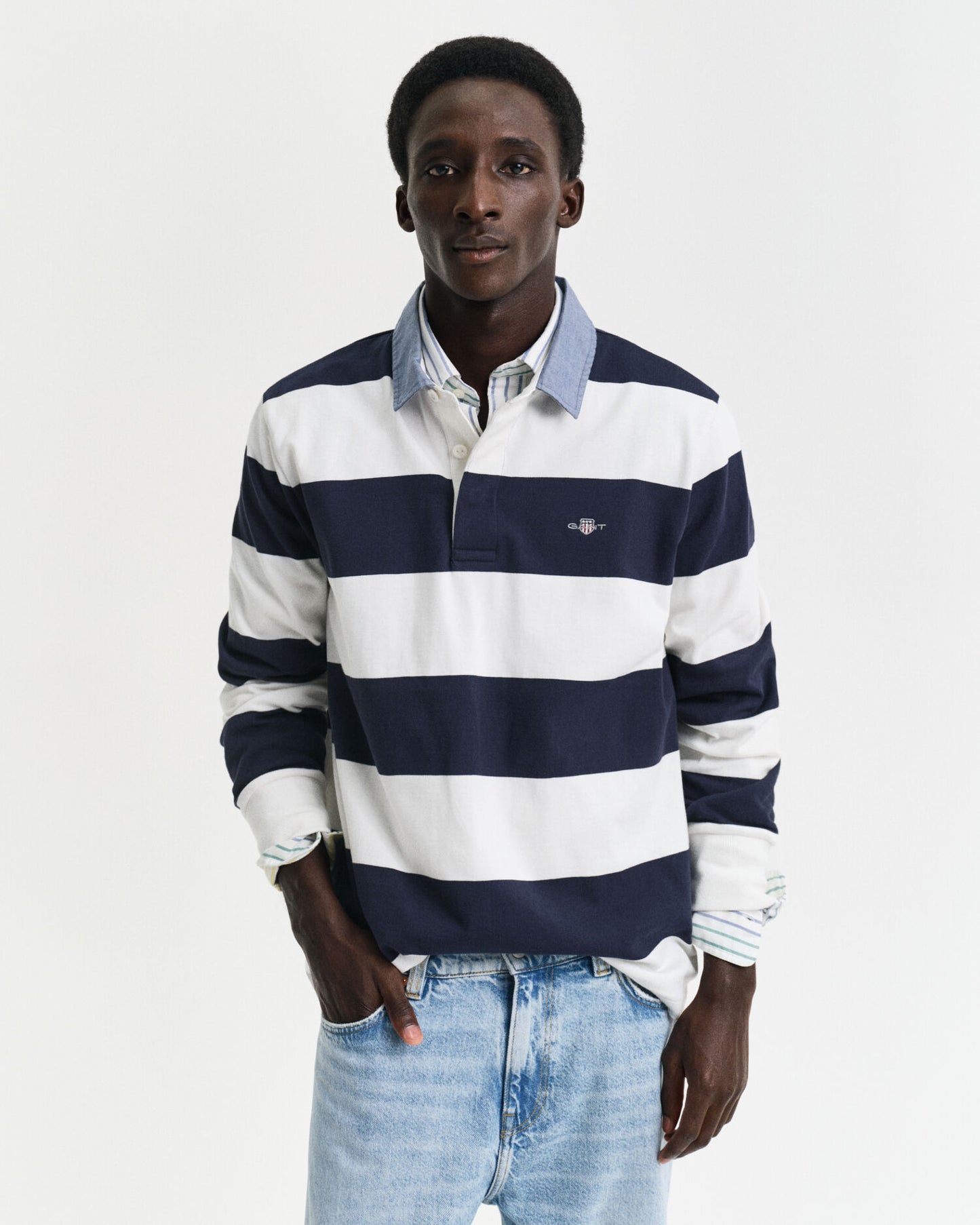 Gestreifter schwerer Rugger mit Chambray-Kragen