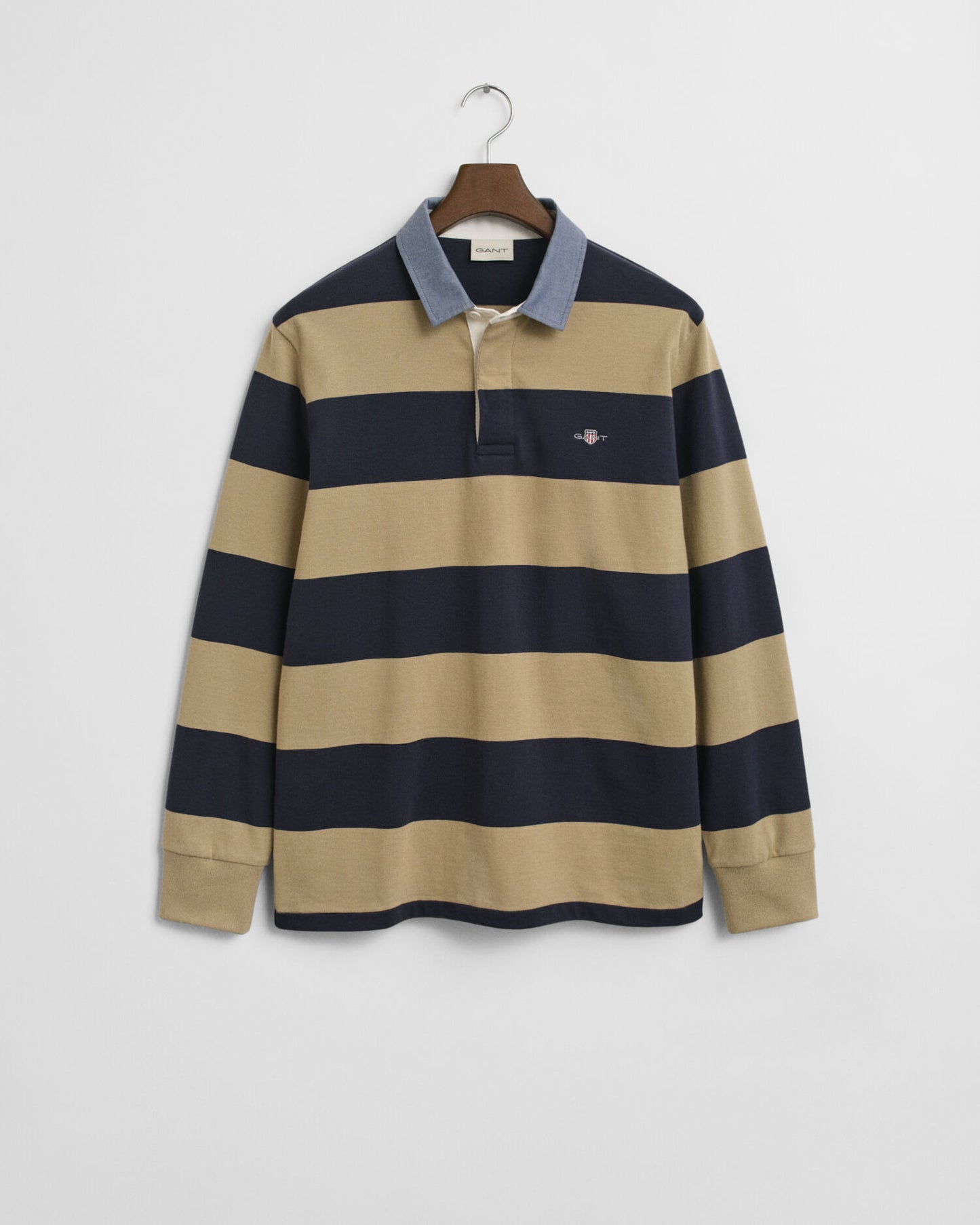 Gestreifter schwerer Rugger mit Chambray-Kragen