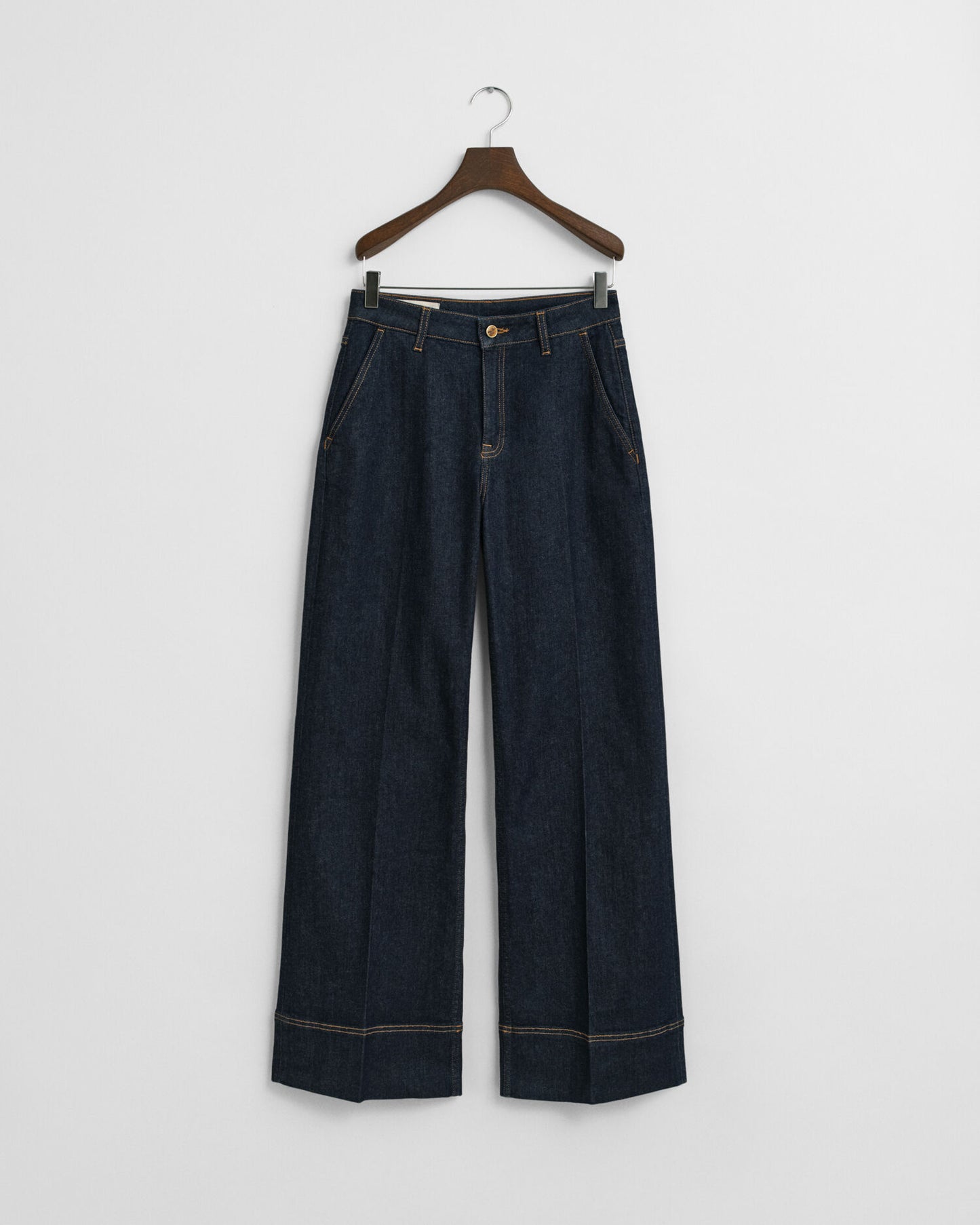 Weite Jeans mit ausgestelltem Bein und Bundfalten