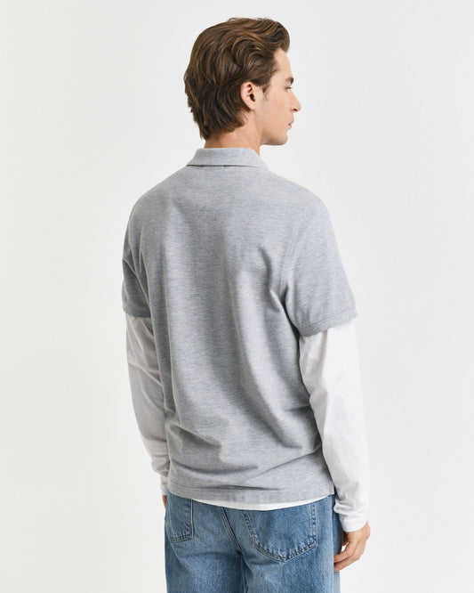 Polohemd aus Piqué mit regular fit und Wappenstickerei