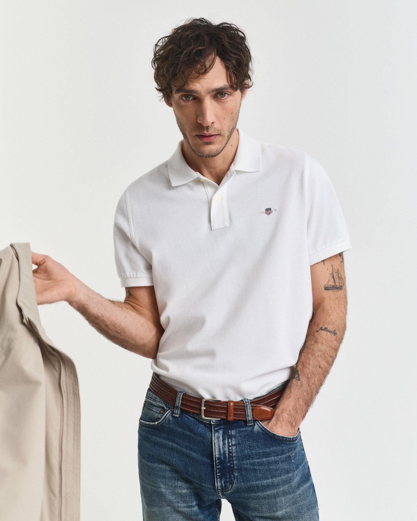 Polohemd aus Piqué mit regular fit und Wappen-Logo
