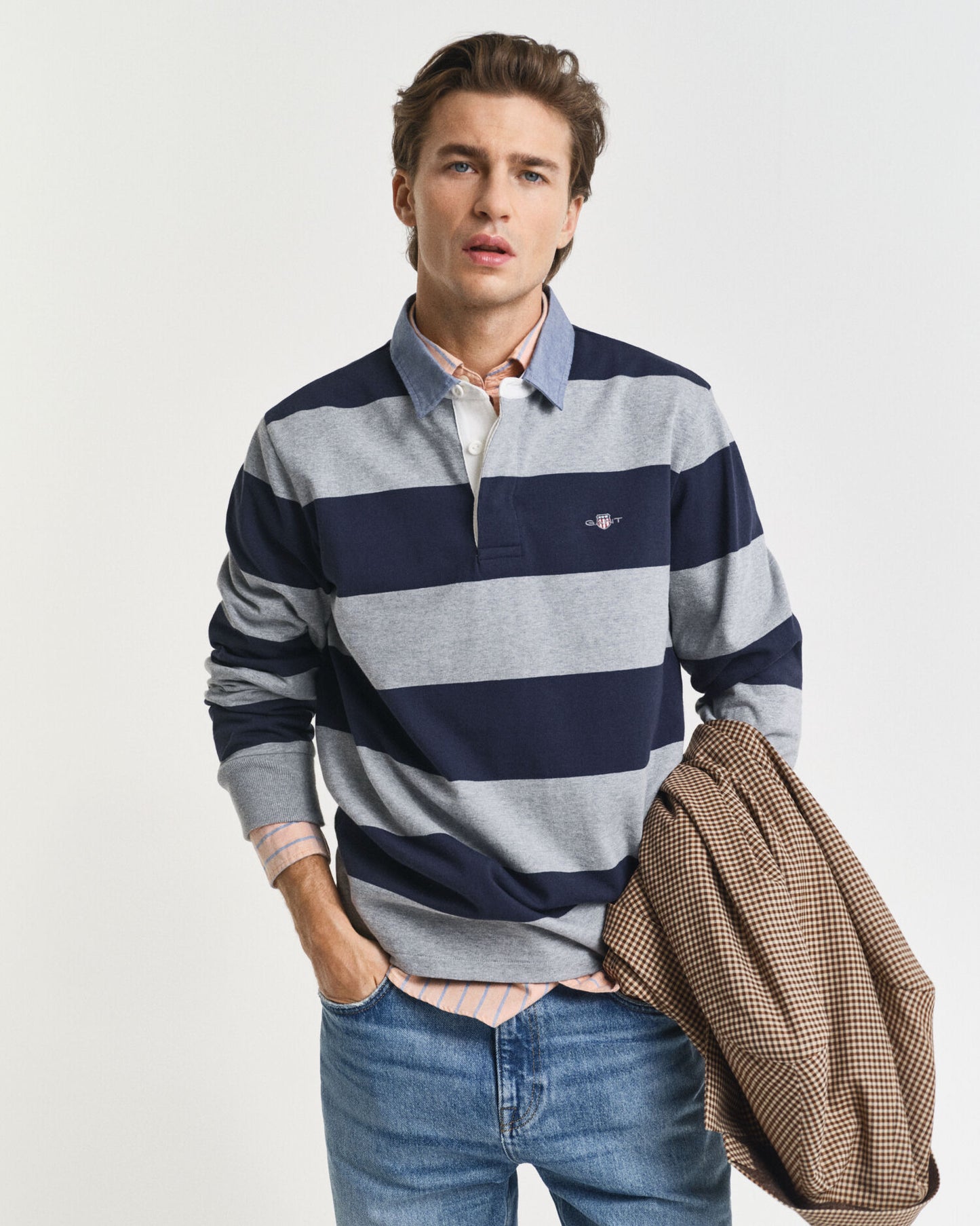 Gestreifter schwerer Rugger mit Chambray-Kragen