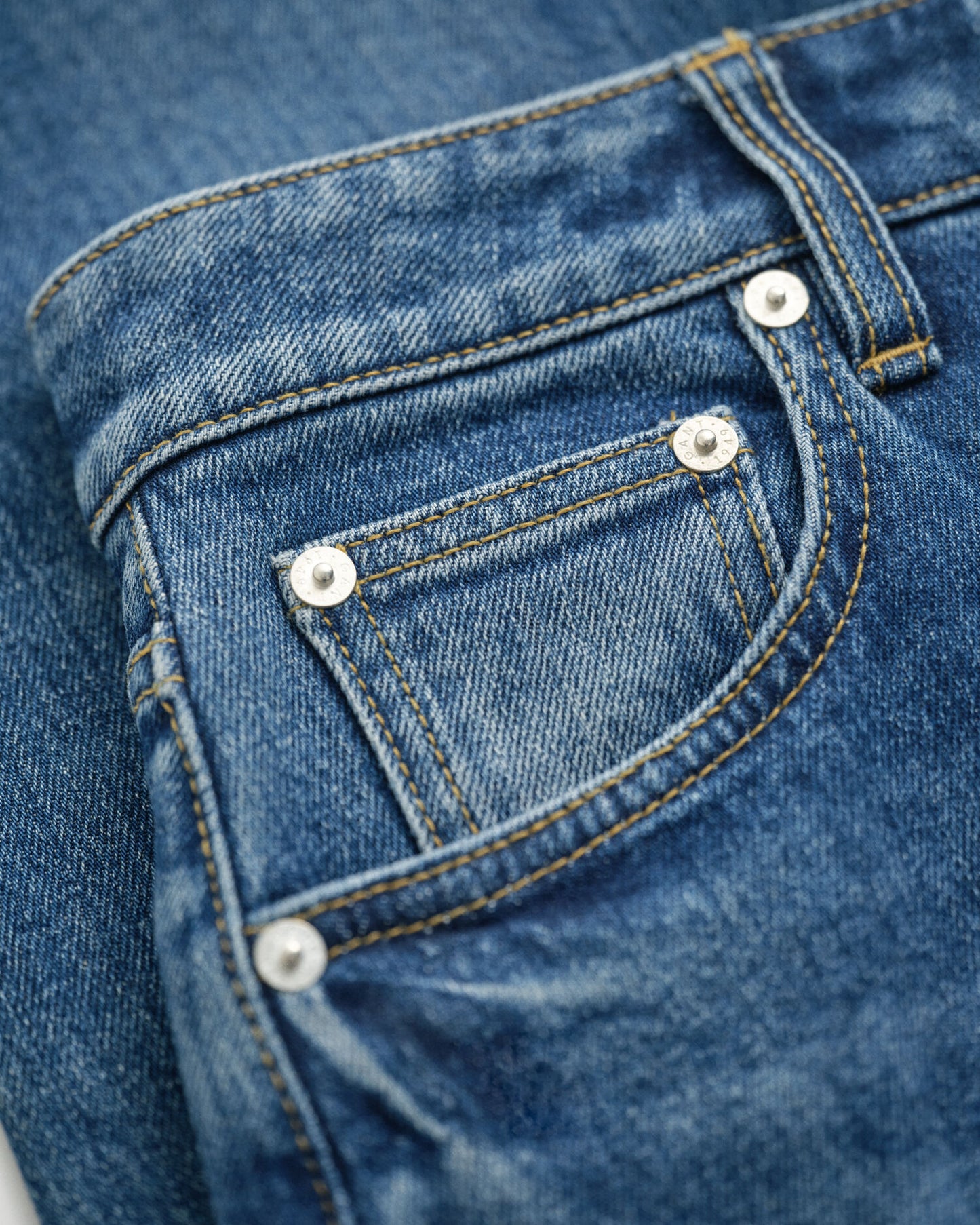 Jean droit écourté extensible