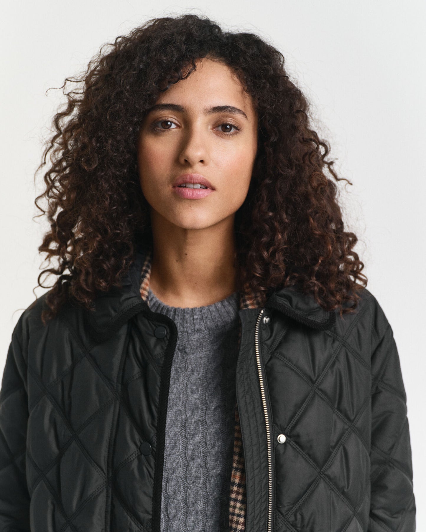Manteau matelassé avec finitions en velours côtelé