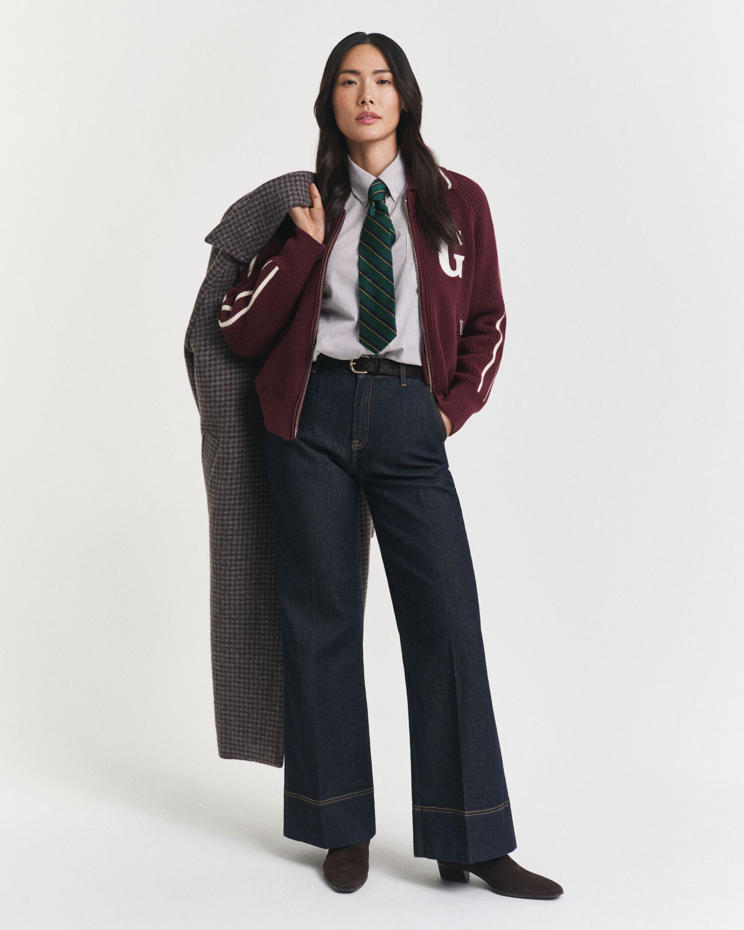 Weite Jeans mit ausgestelltem Bein und Bundfalten