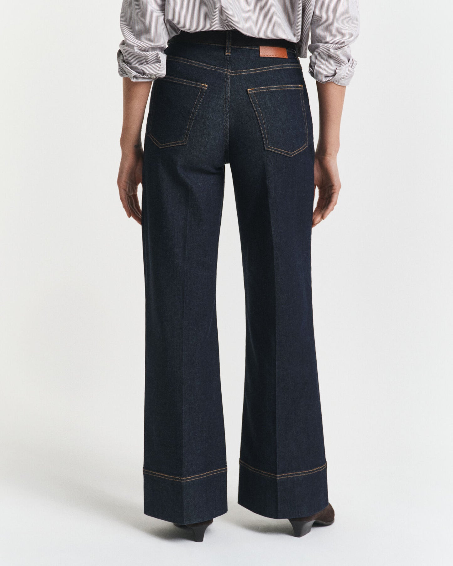 Weite Jeans mit ausgestelltem Bein und Bundfalten