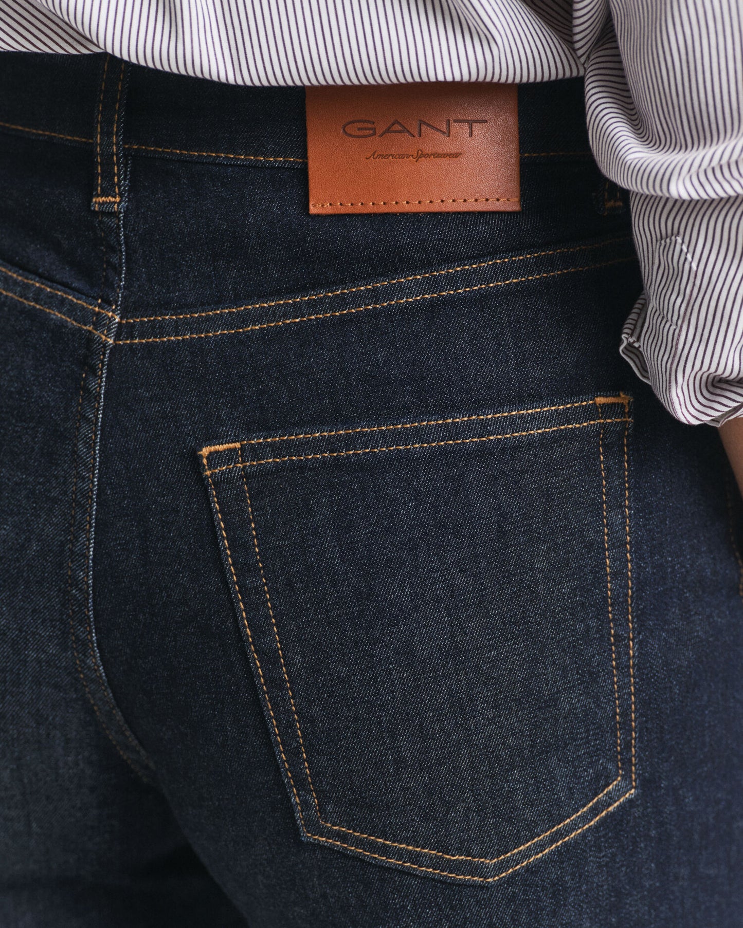 Weite Jeans mit ausgestelltem Bein und Bundfalten