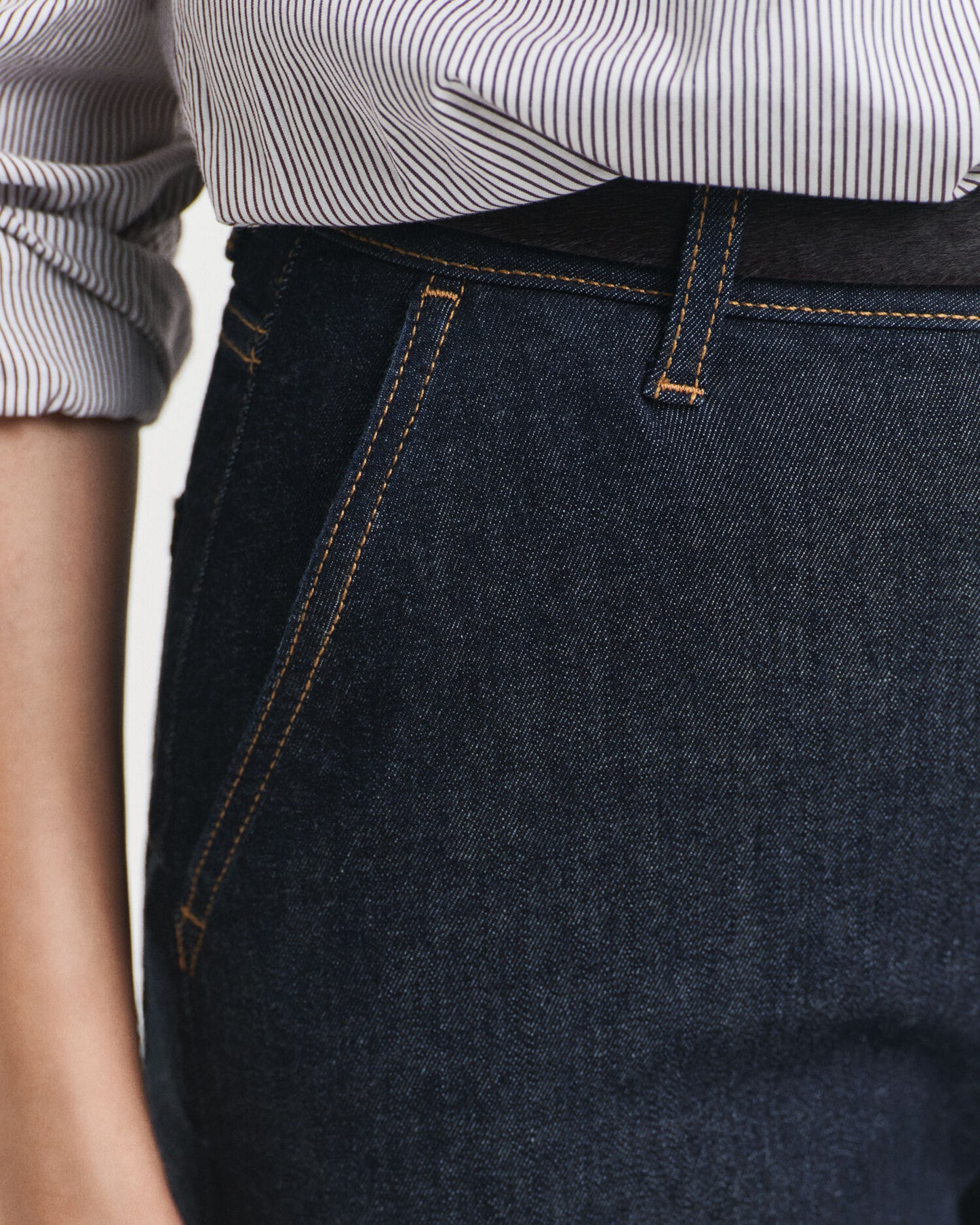 Weite Jeans mit ausgestelltem Bein und Bundfalten