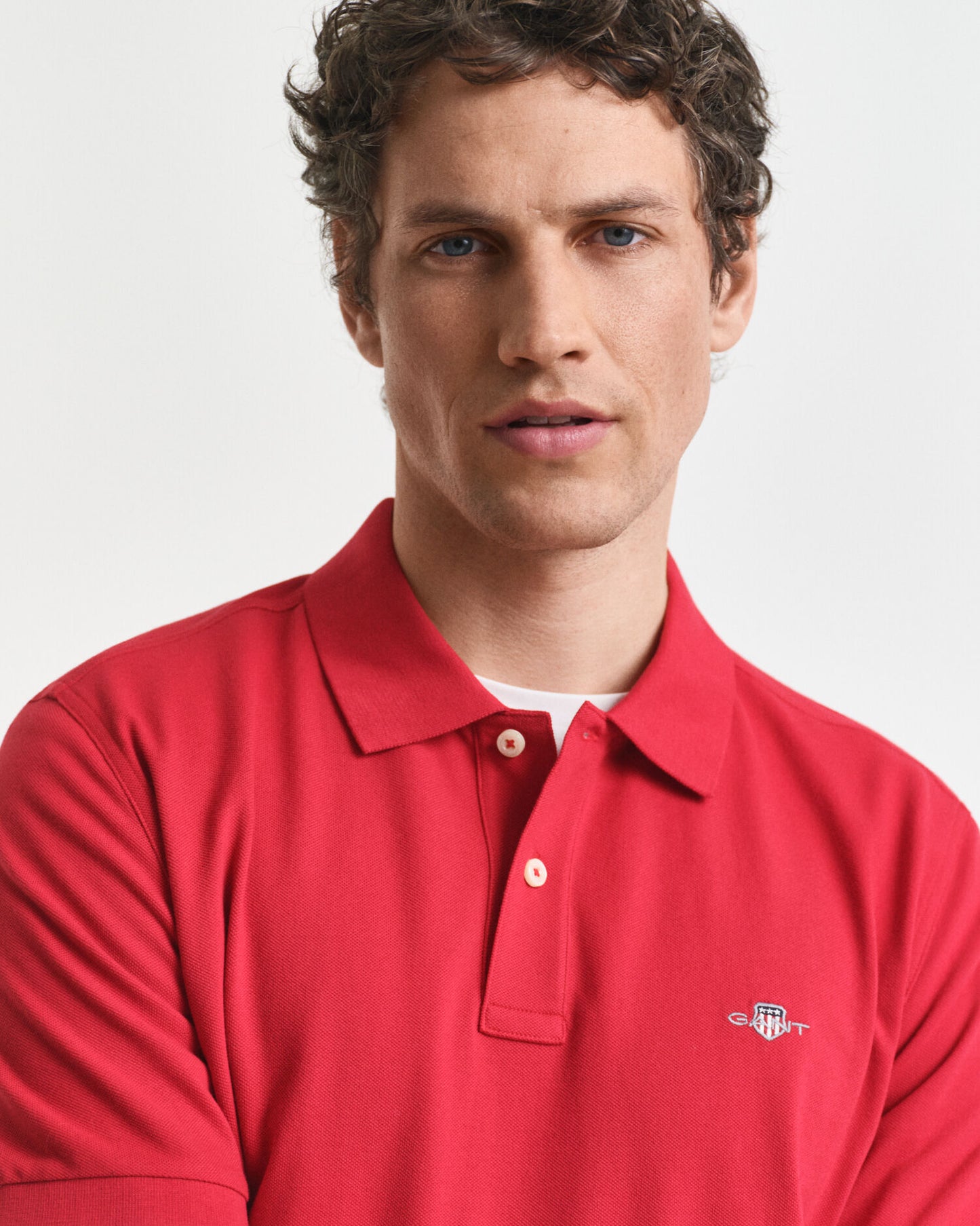 Polohemd aus Piqué mit regular fit und Wappen-Logo