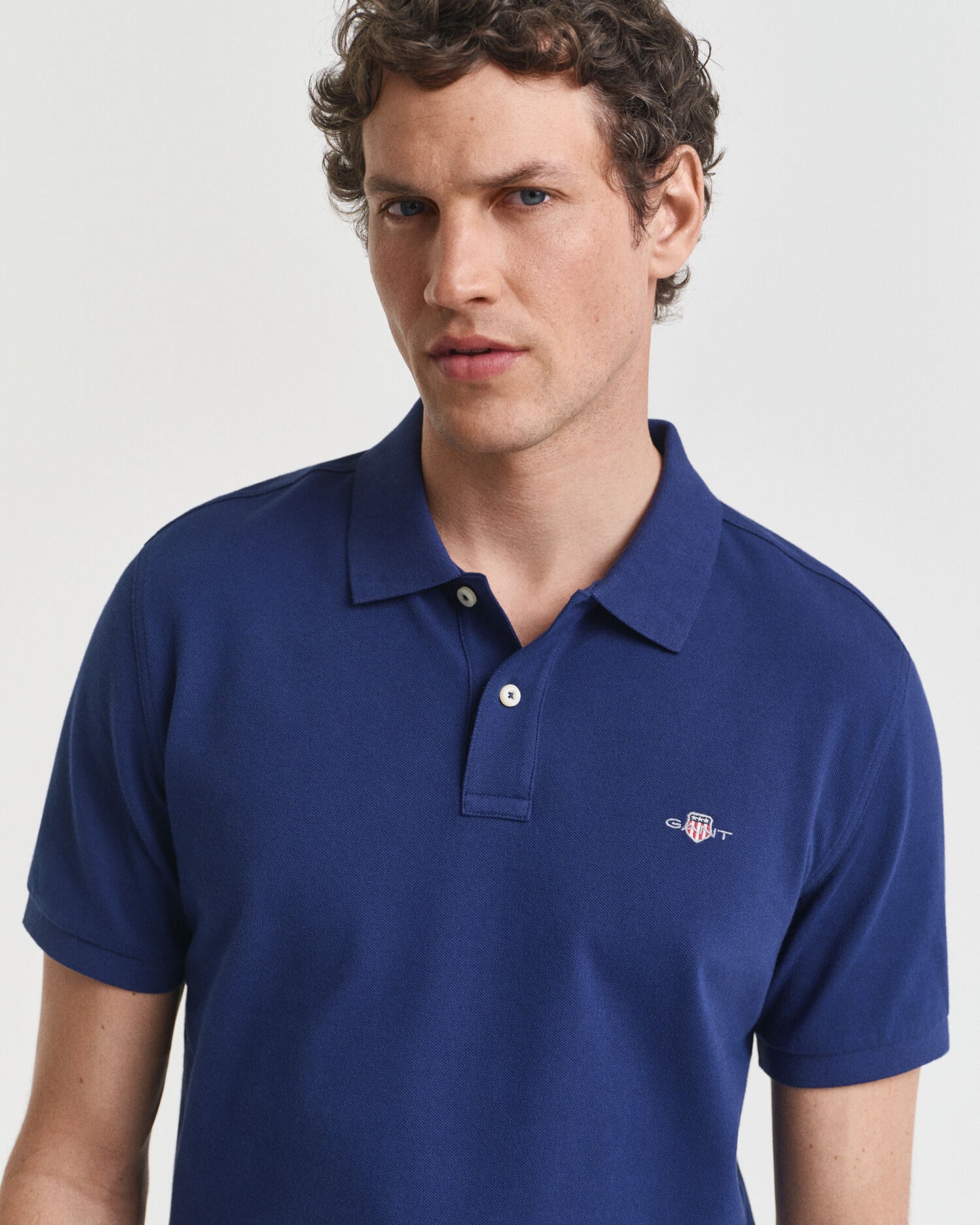 Regular Fit Piqué-Poloshirt mit Wappen