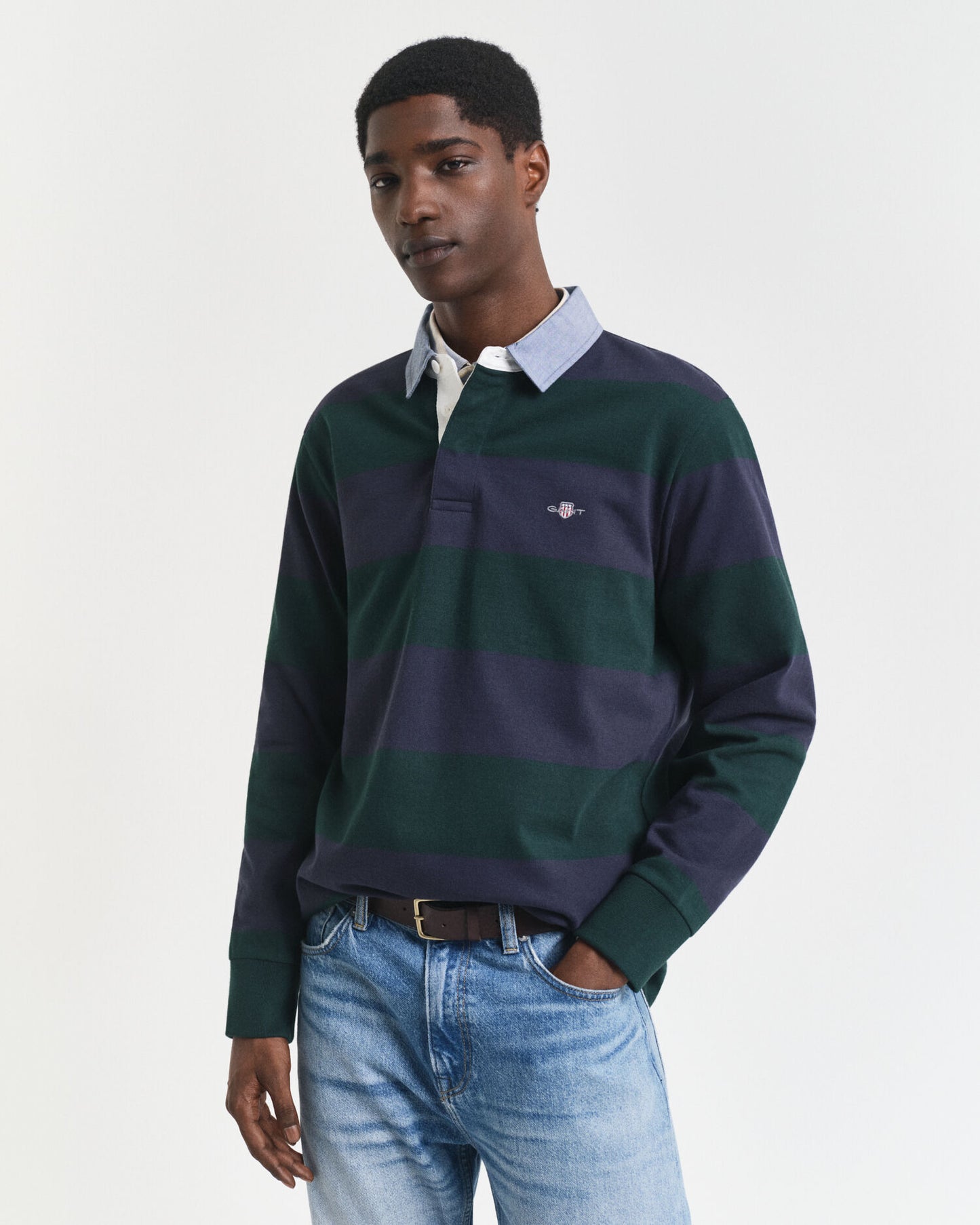 Gestreifter schwerer Rugger mit Chambray-Kragen