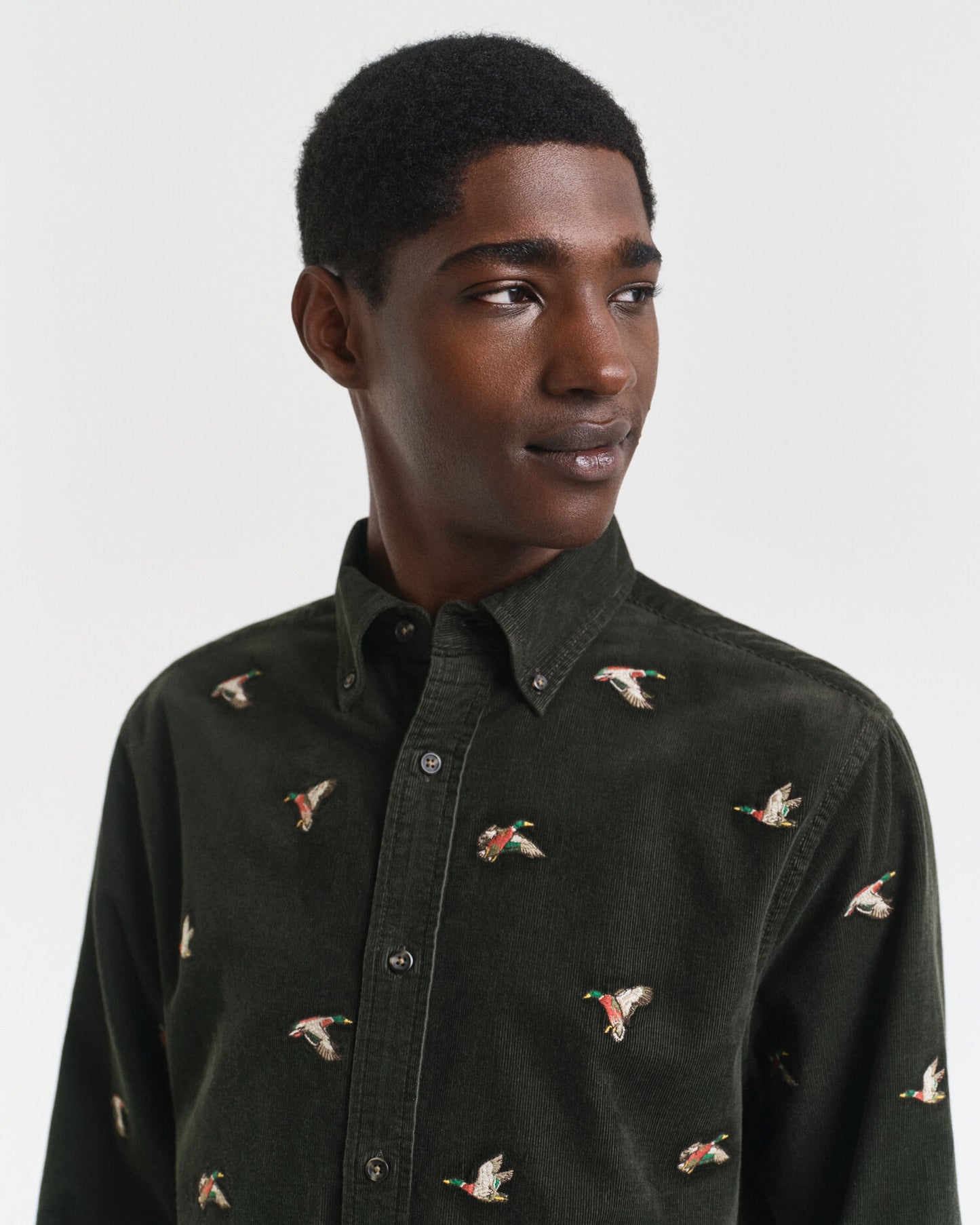 Chemise regular brodée en velours côtelé