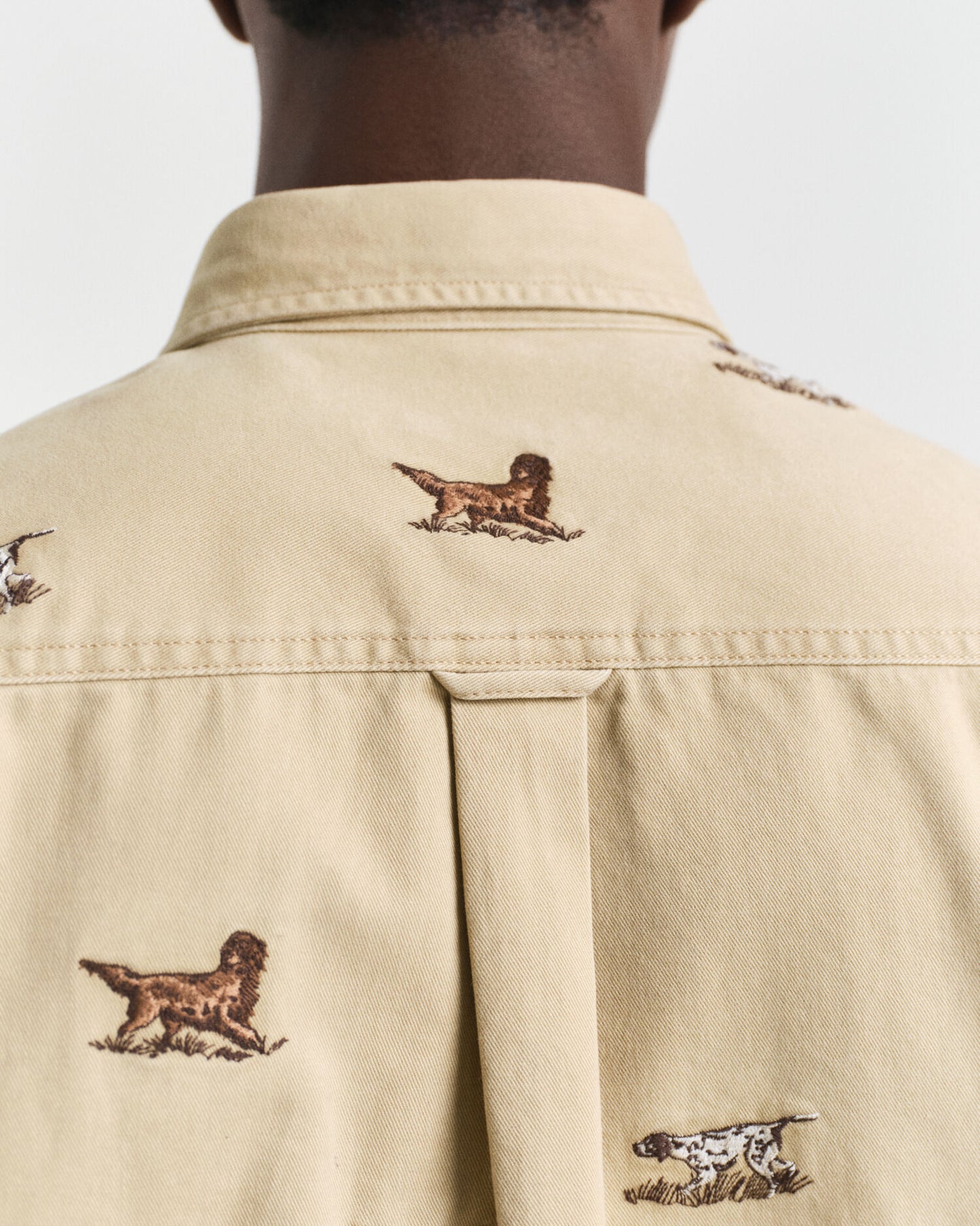 Chemise en twill brodé coupe décontractée