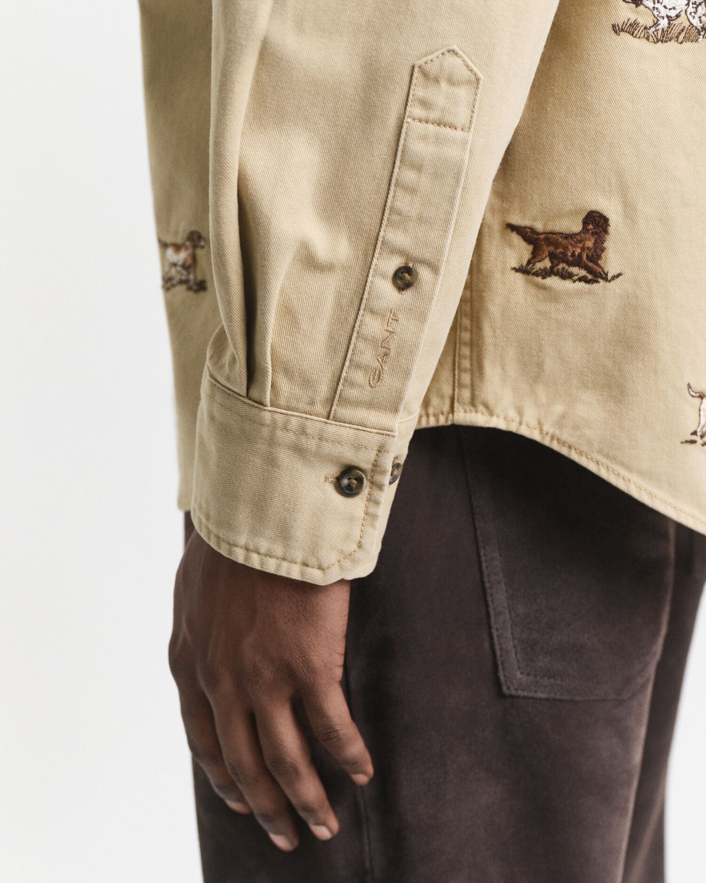 Chemise en twill brodé coupe décontractée