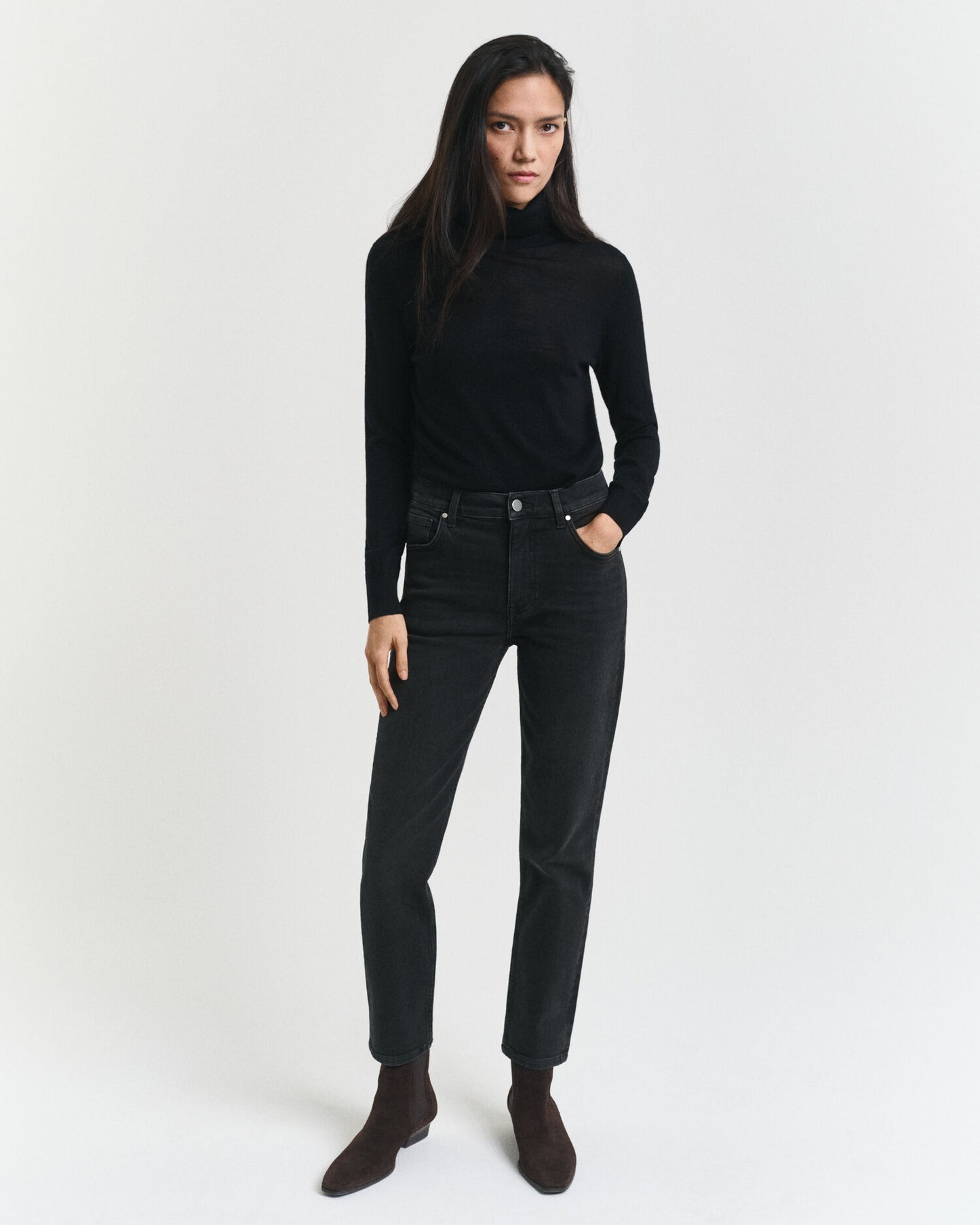 Schmal geschnittene, knöchellange schwarze Jeans