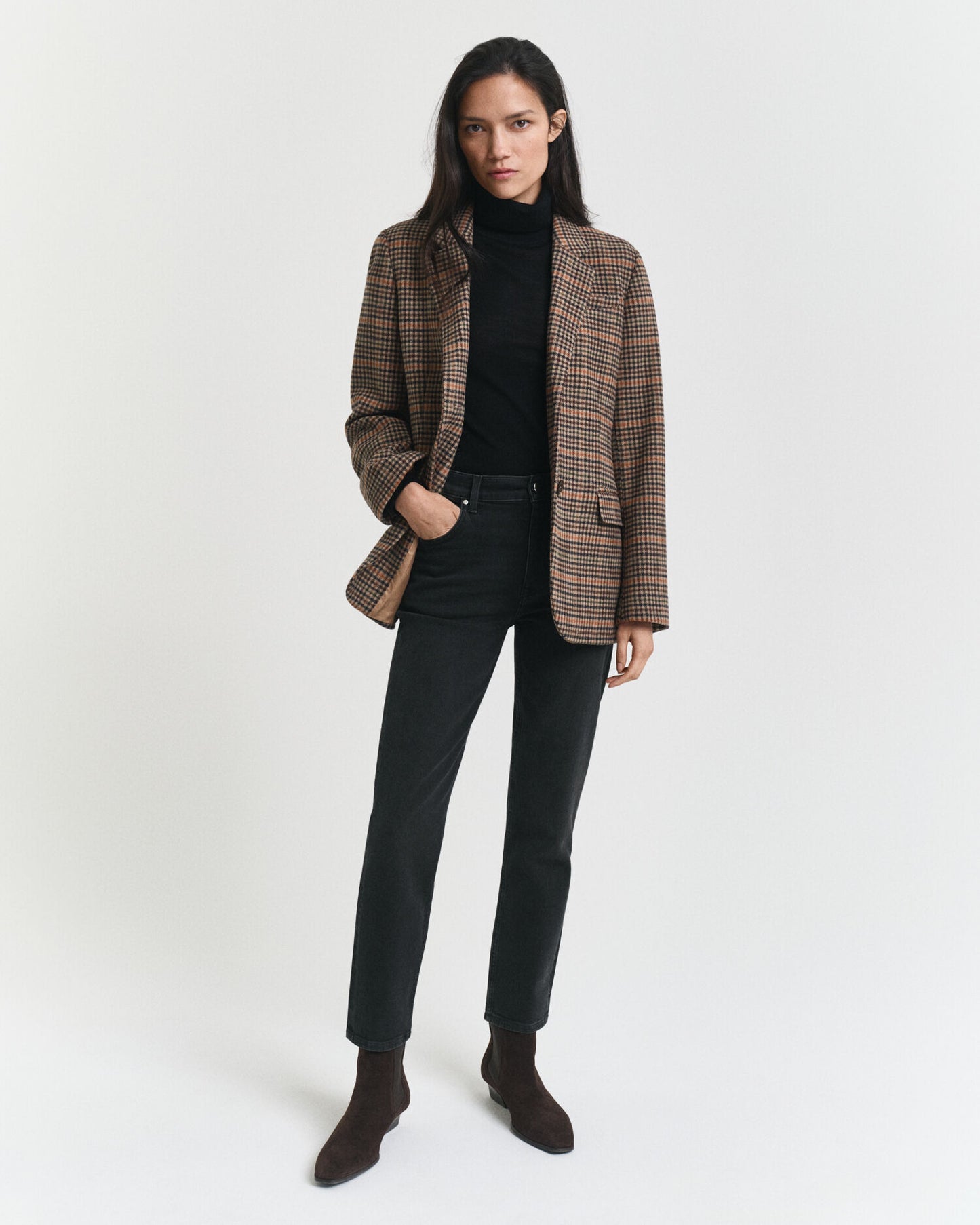 Schmal geschnittene, knöchellange schwarze Jeans