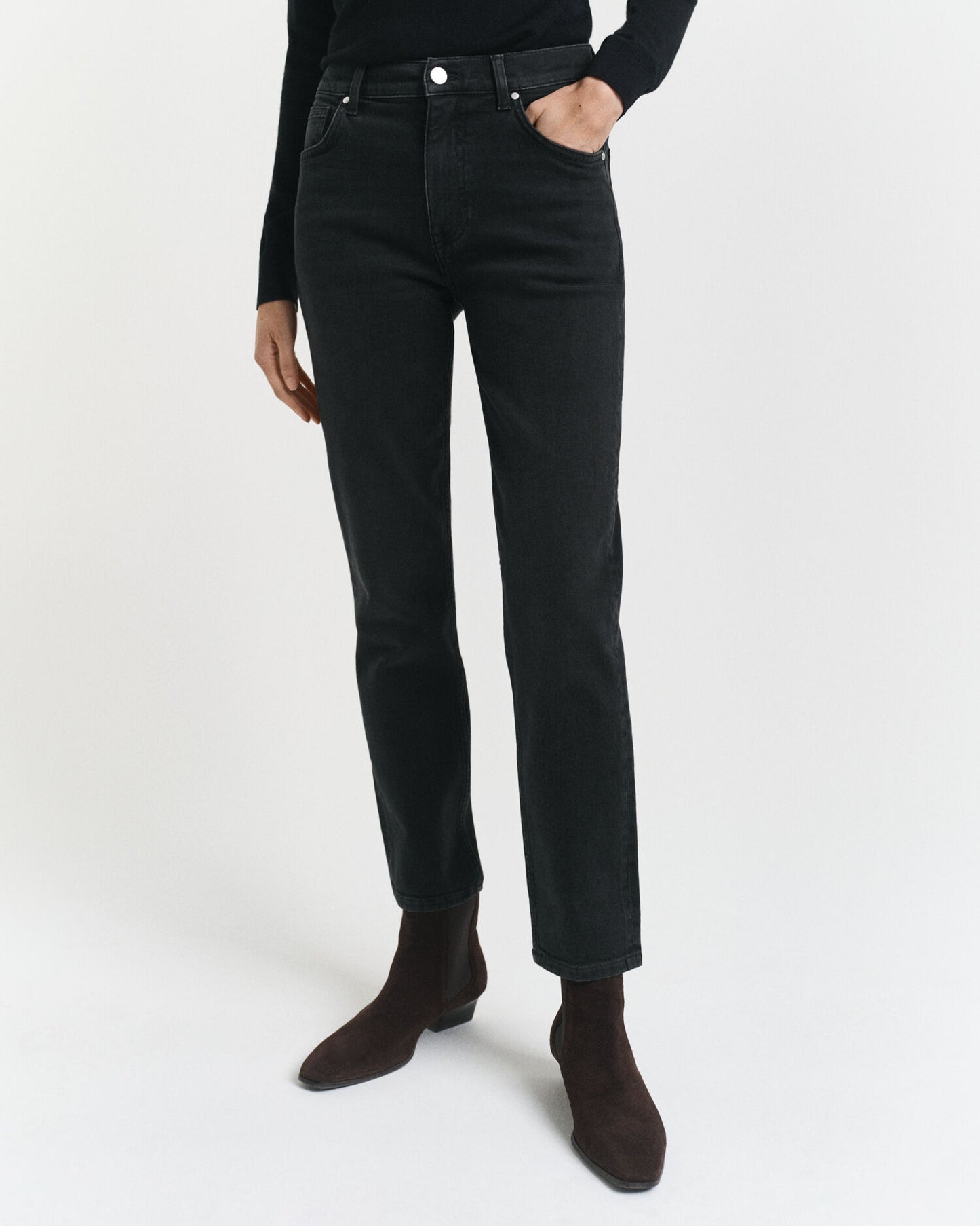 Schmal geschnittene, knöchellange schwarze Jeans
