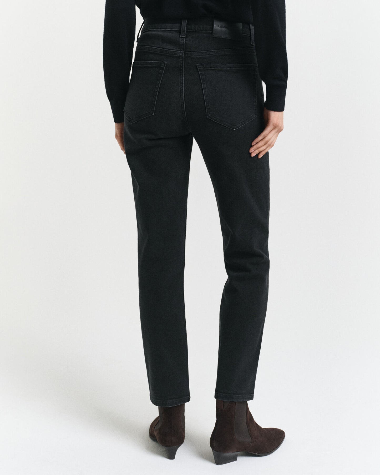 Schmal geschnittene, knöchellange schwarze Jeans