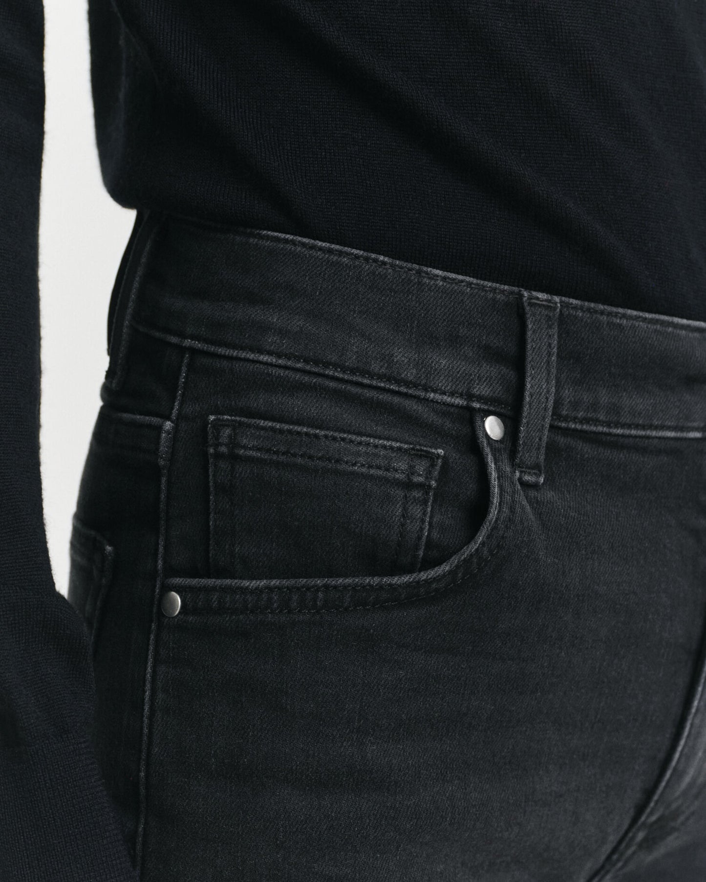 Schmal geschnittene, knöchellange schwarze Jeans