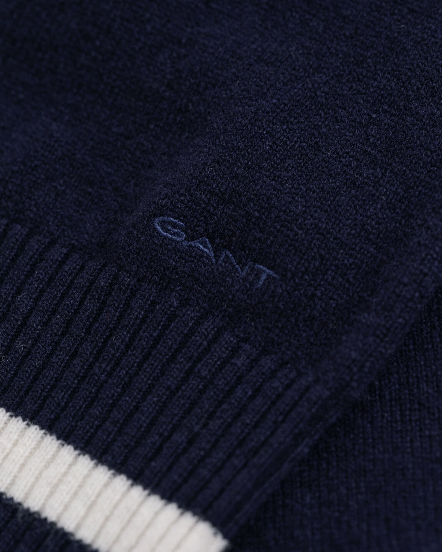 Superfeiner Lambswool V-Pullover mit Kontraststreifen